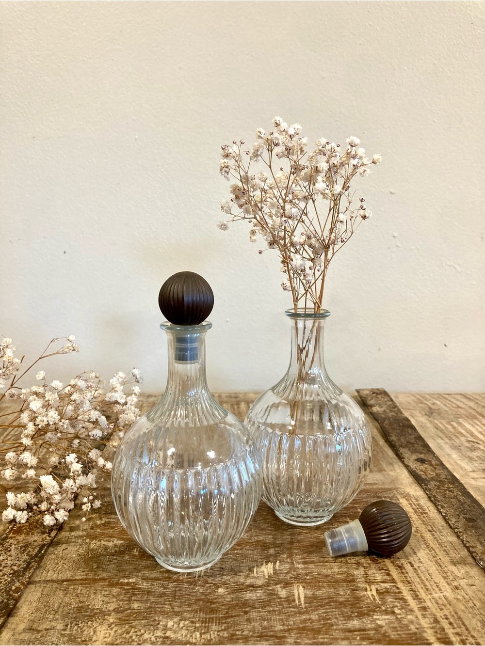 2 Vintage Ribbed Glass Decanters Vanity Bottles with Round Plastic Lids JPI NYC - Picture 12 of 12